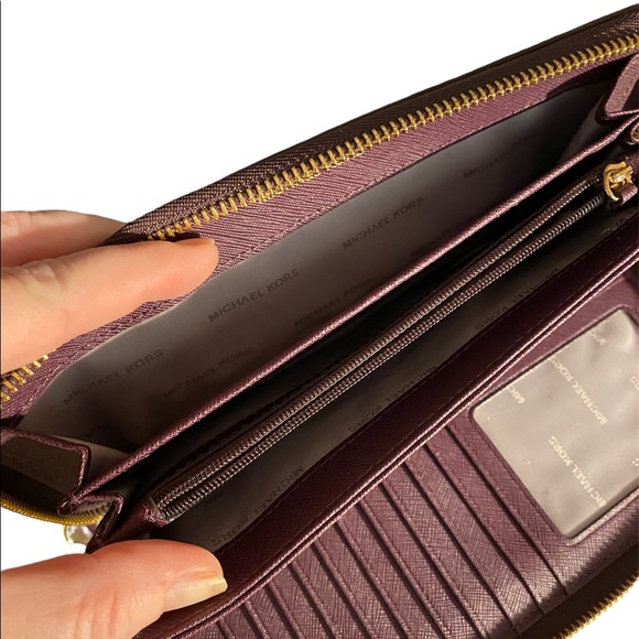 Michael Kors burgundy jet set wallet - Picture 4 of 8